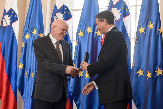 Predsednik Republike Slovenije Borut Pahor je dr. Gernotu Kocherju vročil odlikovanje medaljo za zasluge na slovesnosti v Predsedniški palači